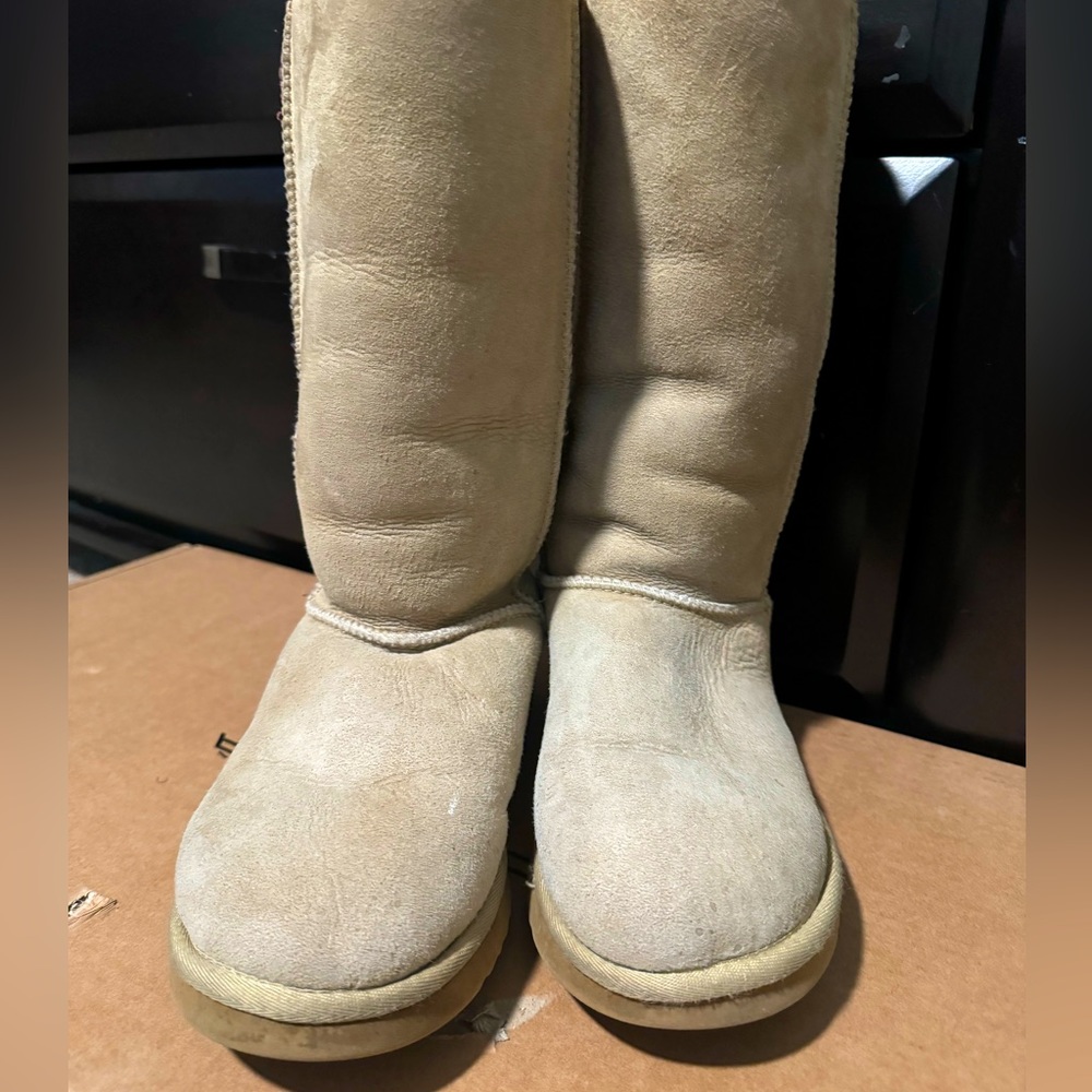 Used Discontinued Color Sand UGGS size 7